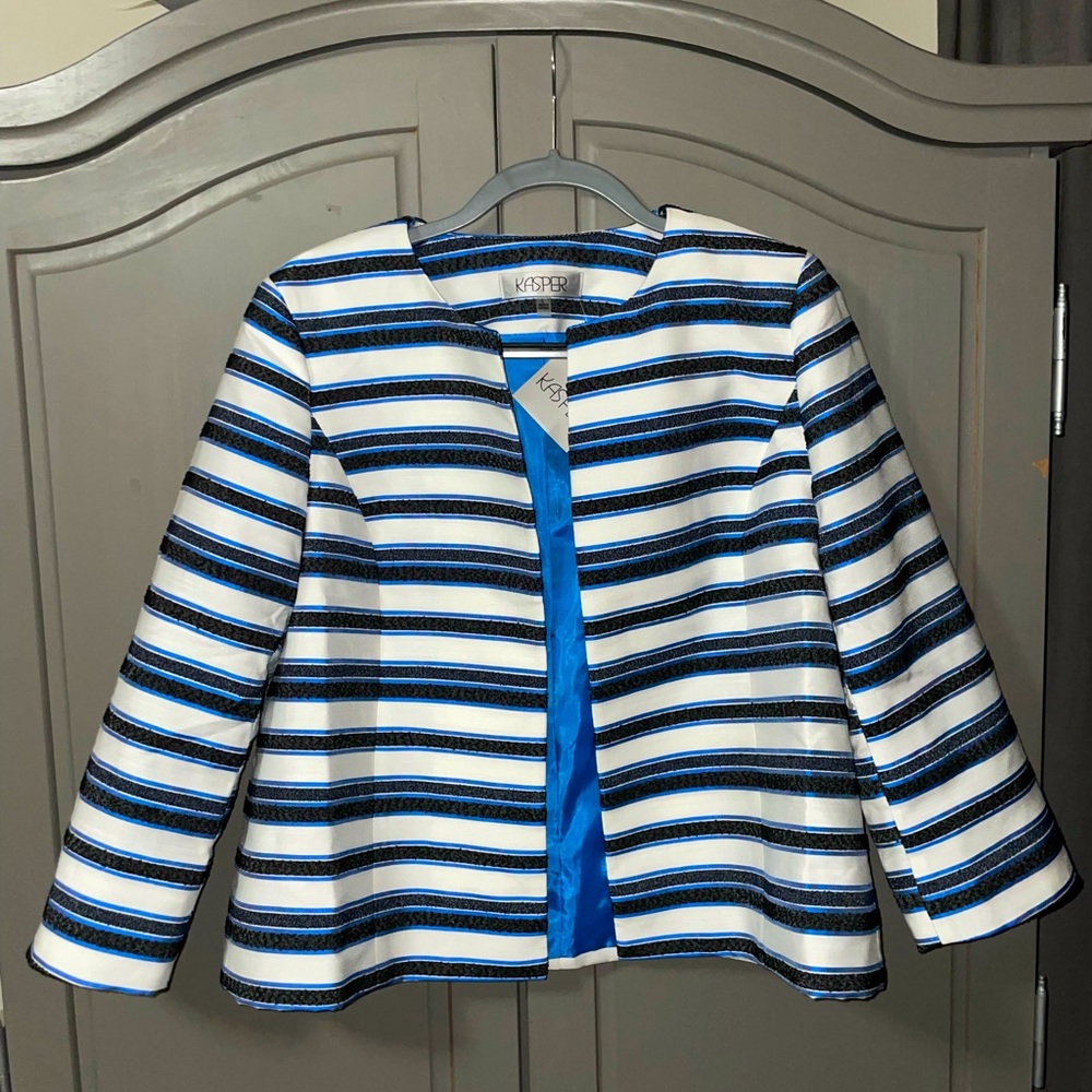 Women’s blazer. Size L. Never worn.